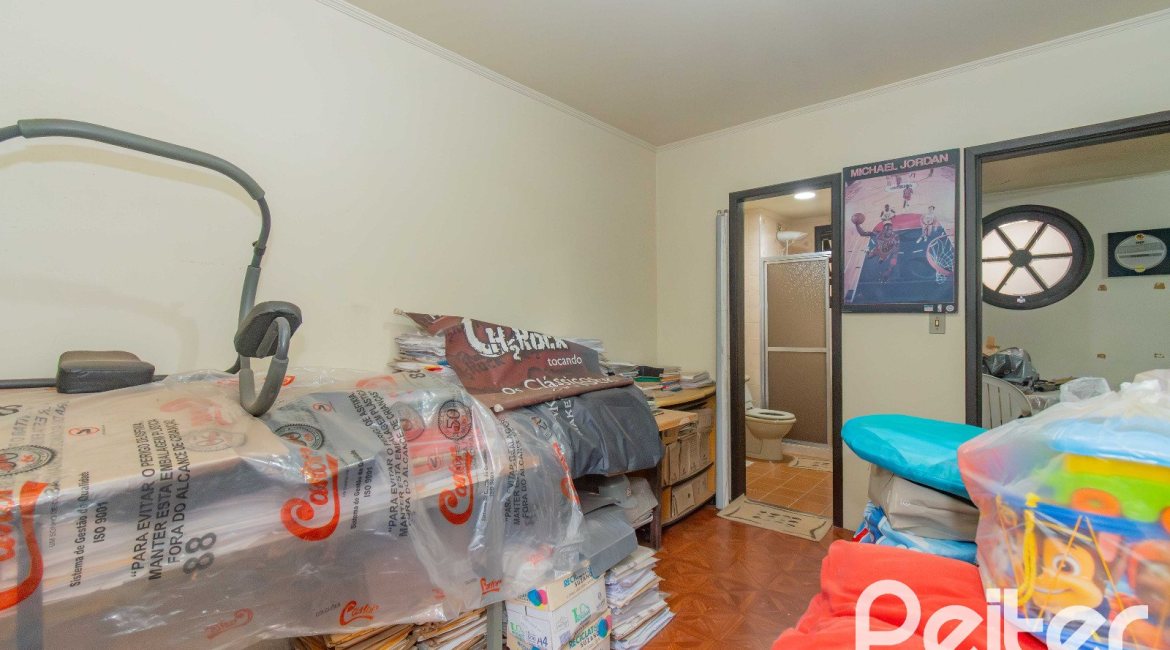 Casa à venda com 241m², 5 dormitórios, 2 suítes, 3 vagas, no bairro Tristeza em Porto Alegre