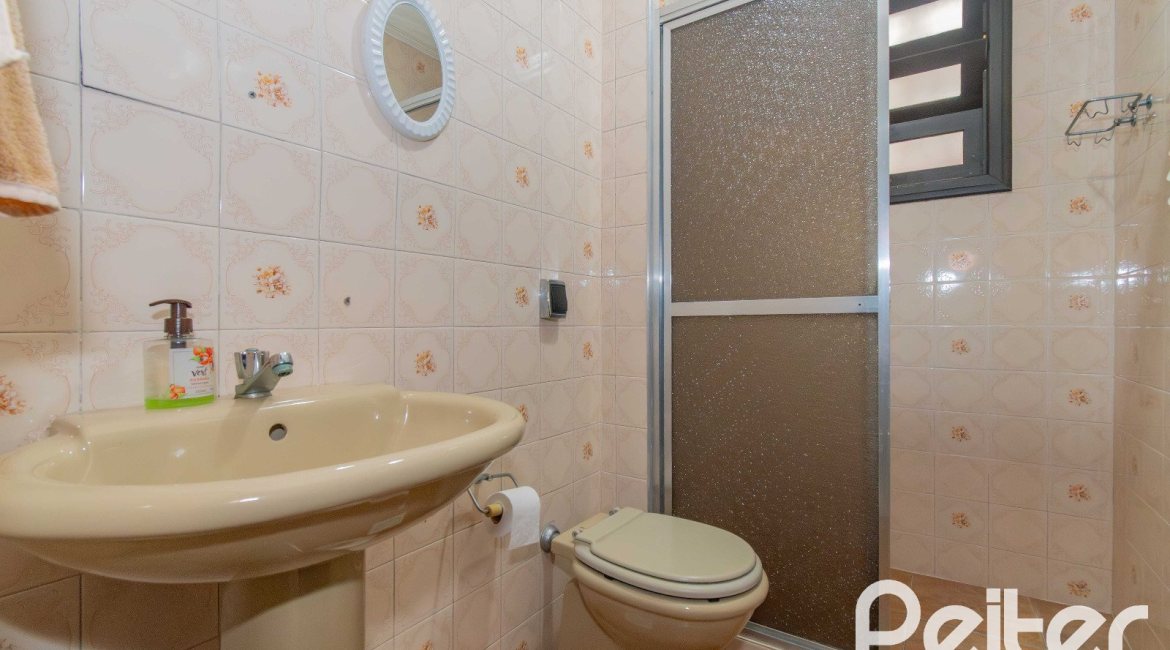 Casa à venda com 241m², 5 dormitórios, 2 suítes, 3 vagas, no bairro Tristeza em Porto Alegre