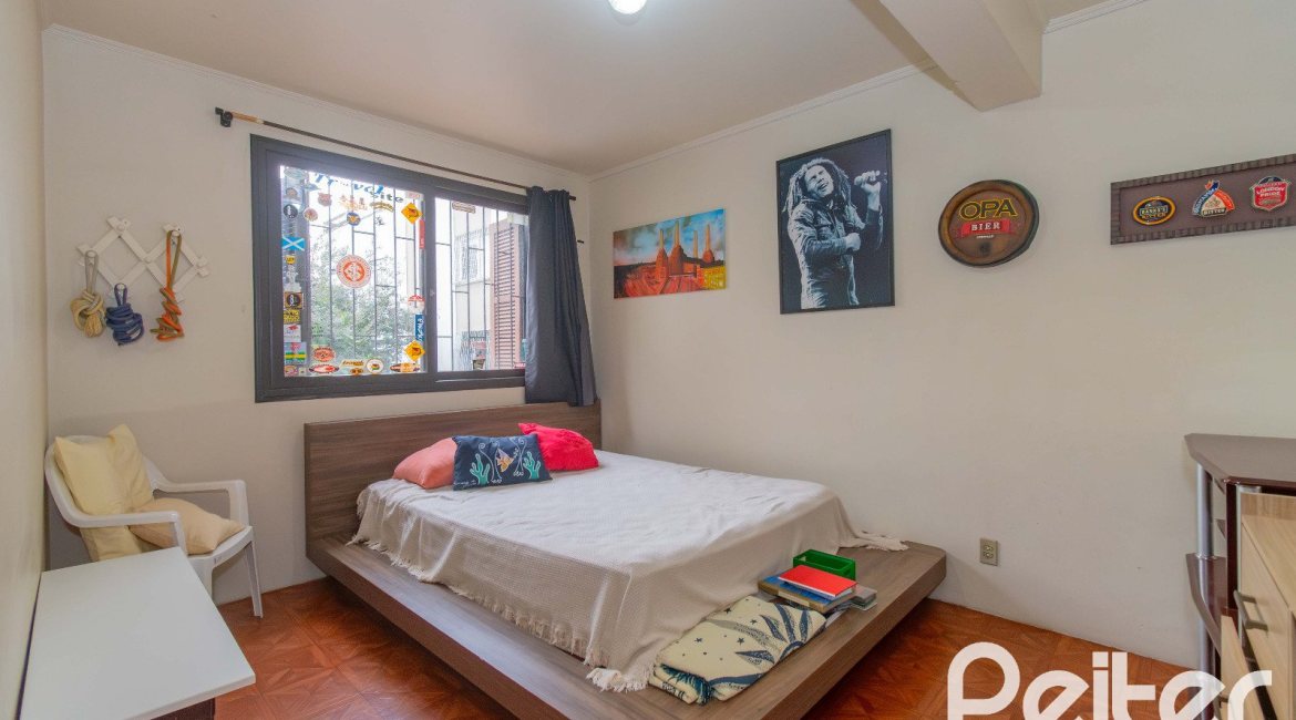 Casa à venda com 241m², 5 dormitórios, 2 suítes, 3 vagas, no bairro Tristeza em Porto Alegre