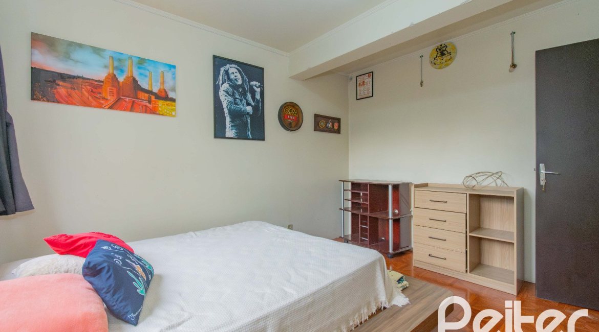 Casa à venda com 241m², 5 dormitórios, 2 suítes, 3 vagas, no bairro Tristeza em Porto Alegre