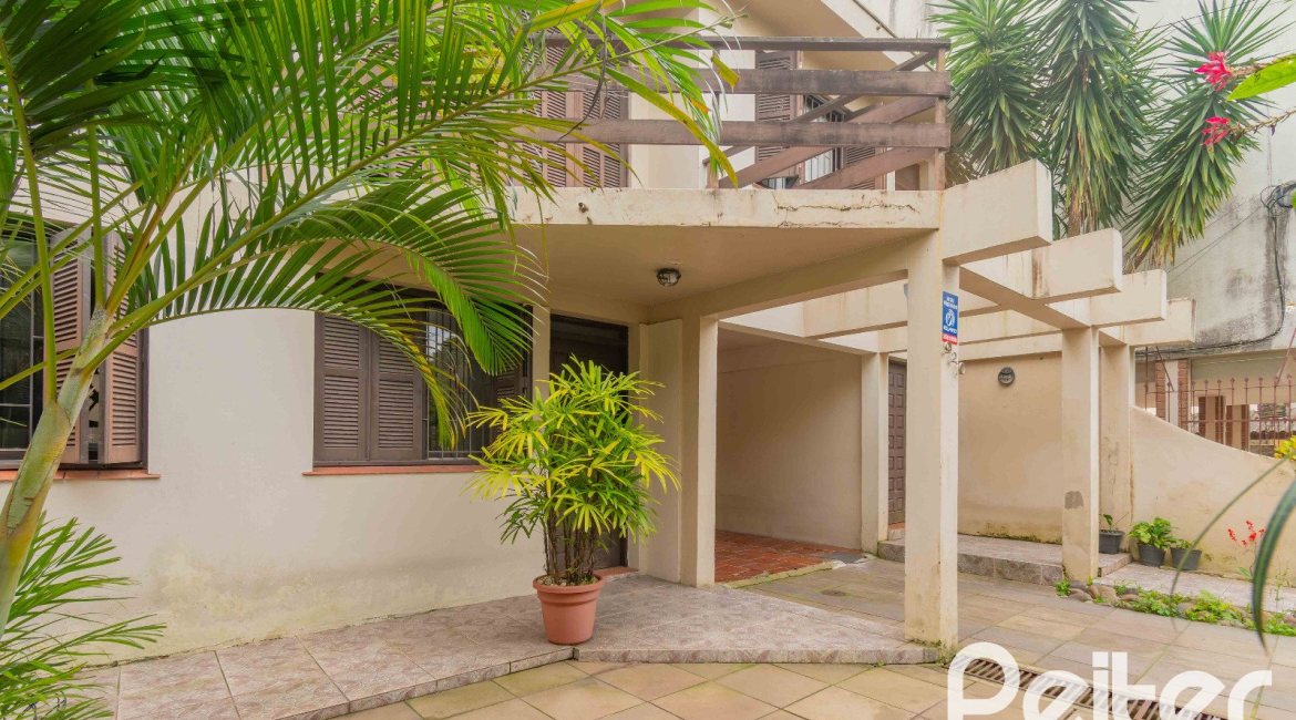 Casa à venda com 241m², 5 dormitórios, 2 suítes, 3 vagas, no bairro Tristeza em Porto Alegre