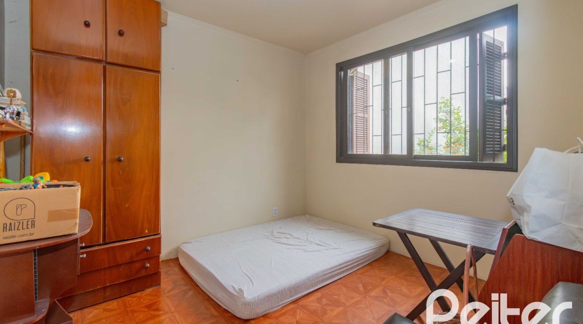 Casa à venda com 241m², 5 dormitórios, 2 suítes, 3 vagas, no bairro Tristeza em Porto Alegre