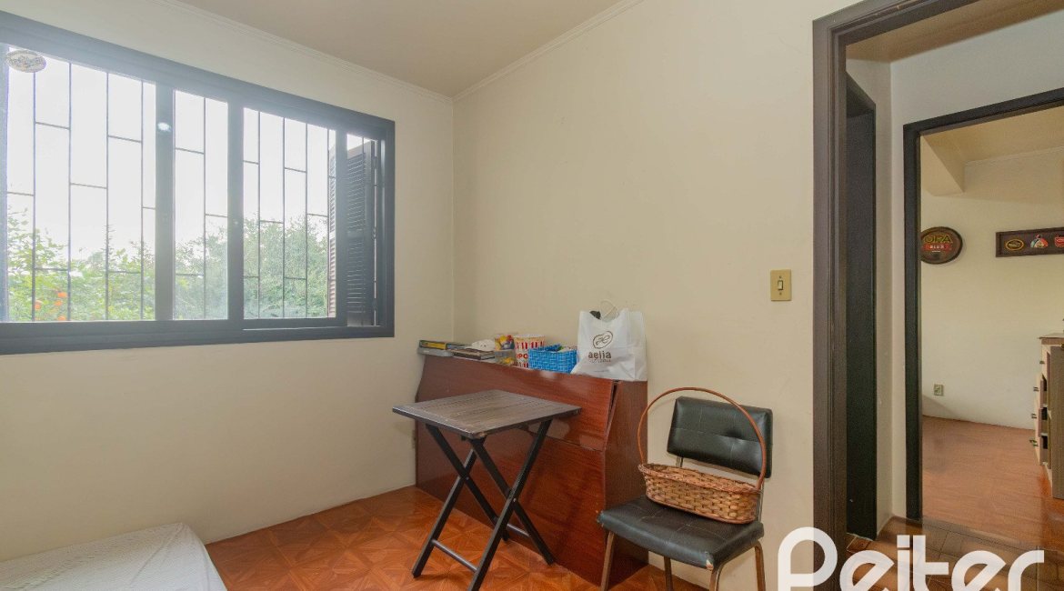 Casa à venda com 241m², 5 dormitórios, 2 suítes, 3 vagas, no bairro Tristeza em Porto Alegre