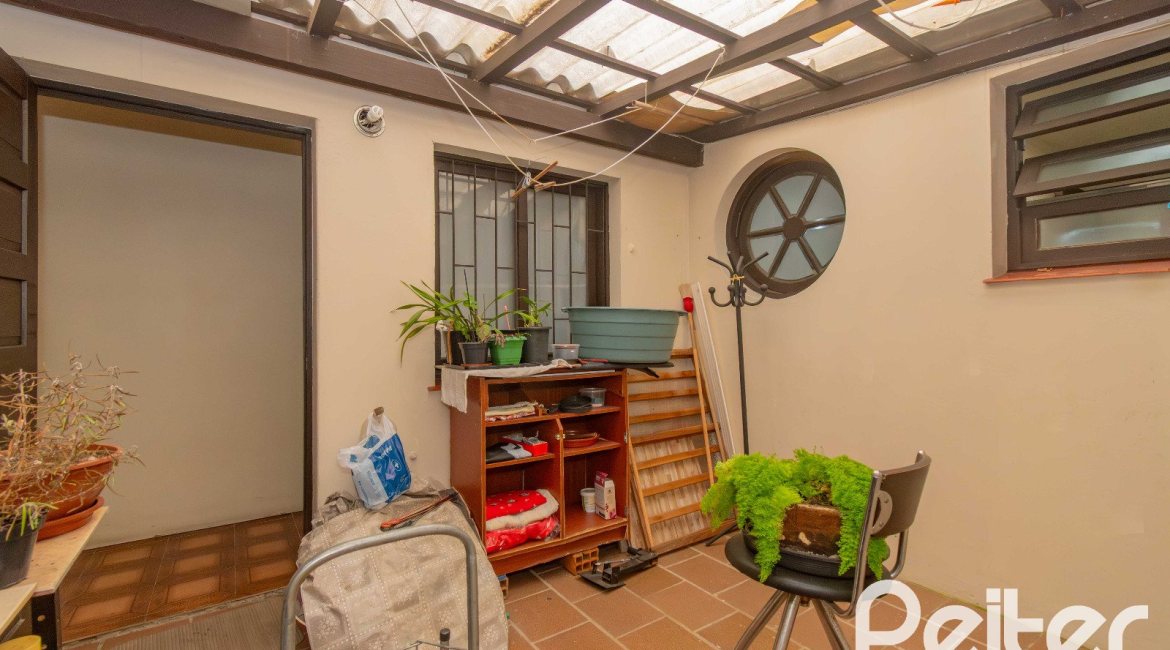 Casa à venda com 241m², 5 dormitórios, 2 suítes, 3 vagas, no bairro Tristeza em Porto Alegre