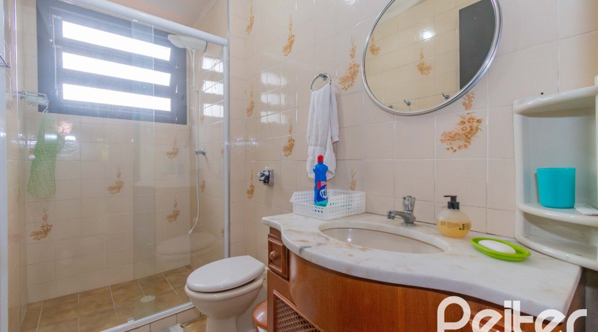 Casa à venda com 241m², 5 dormitórios, 2 suítes, 3 vagas, no bairro Tristeza em Porto Alegre