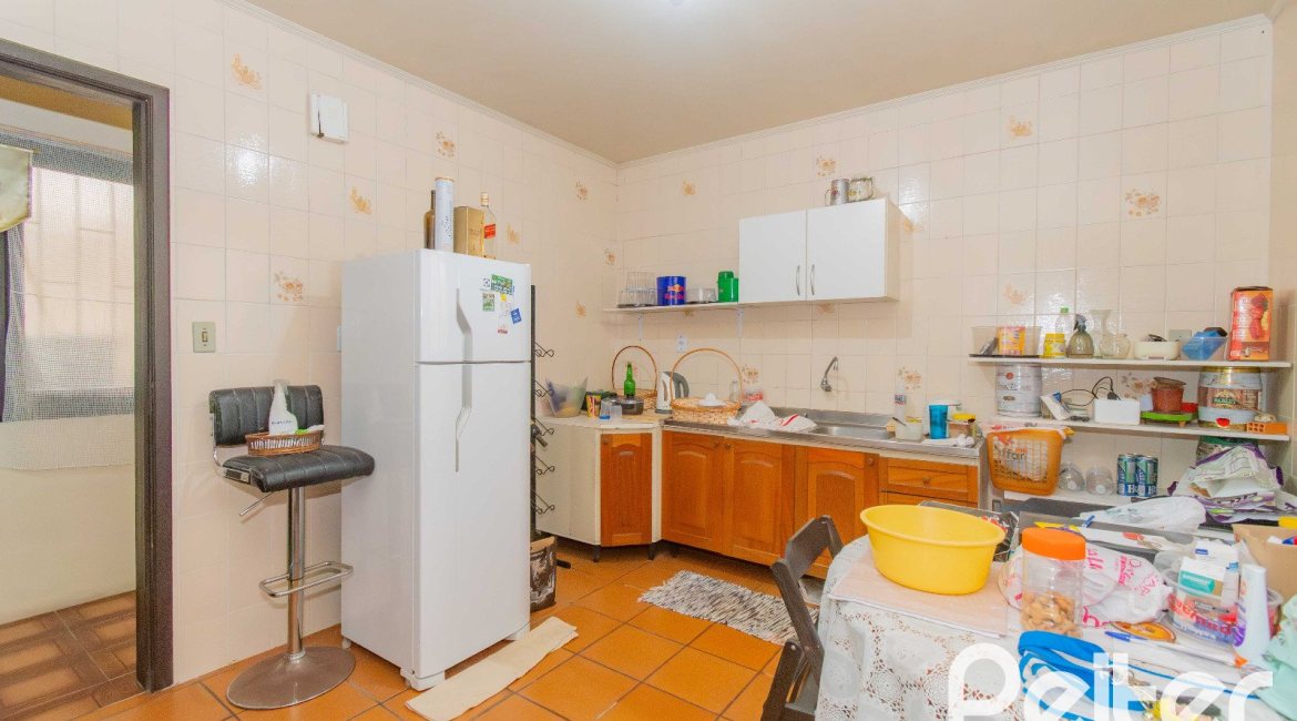 Casa à venda com 241m², 5 dormitórios, 2 suítes, 3 vagas, no bairro Tristeza em Porto Alegre
