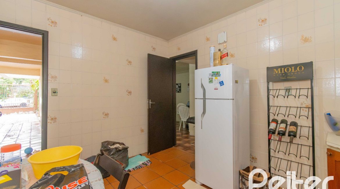 Casa à venda com 241m², 5 dormitórios, 2 suítes, 3 vagas, no bairro Tristeza em Porto Alegre