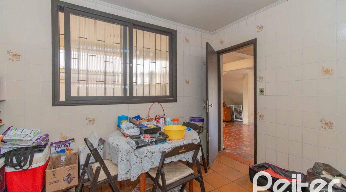 Casa à venda com 241m², 5 dormitórios, 2 suítes, 3 vagas, no bairro Tristeza em Porto Alegre