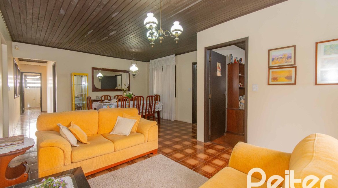 Casa à venda com 241m², 5 dormitórios, 2 suítes, 3 vagas, no bairro Tristeza em Porto Alegre