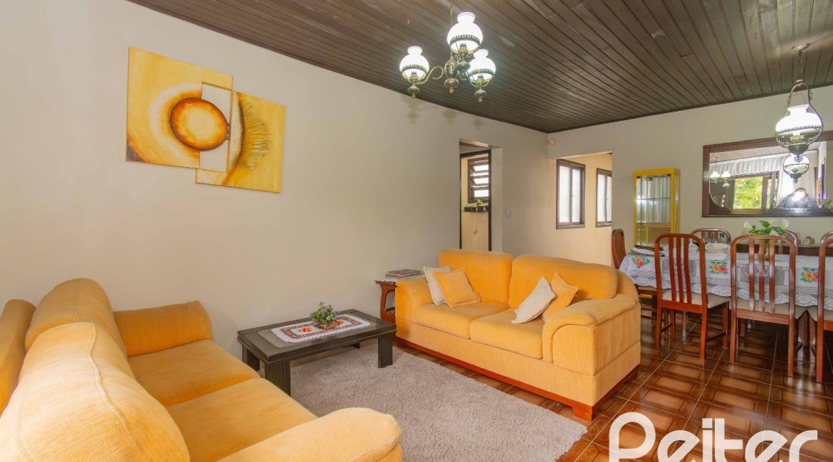 Casa à venda com 241m², 5 dormitórios, 2 suítes, 3 vagas, no bairro Tristeza em Porto Alegre