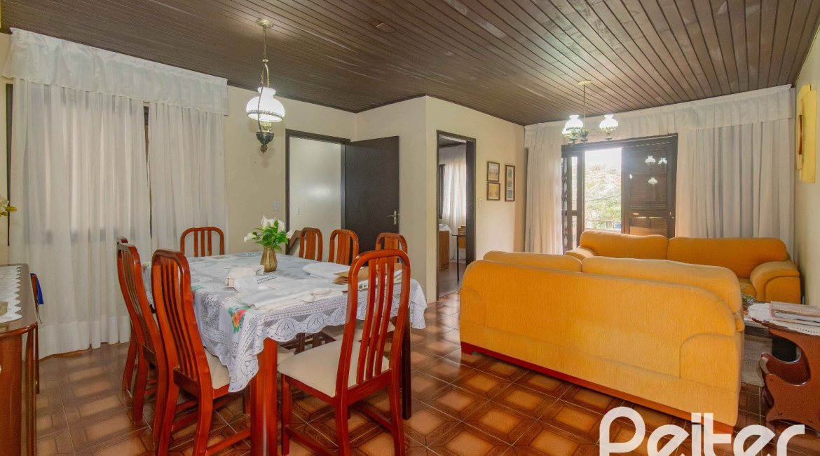 Casa à venda com 241m², 5 dormitórios, 2 suítes, 3 vagas, no bairro Tristeza em Porto Alegre