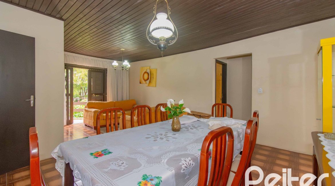 Casa à venda com 241m², 5 dormitórios, 2 suítes, 3 vagas, no bairro Tristeza em Porto Alegre