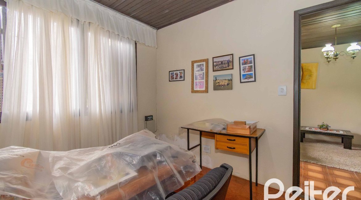 Casa à venda com 241m², 5 dormitórios, 2 suítes, 3 vagas, no bairro Tristeza em Porto Alegre