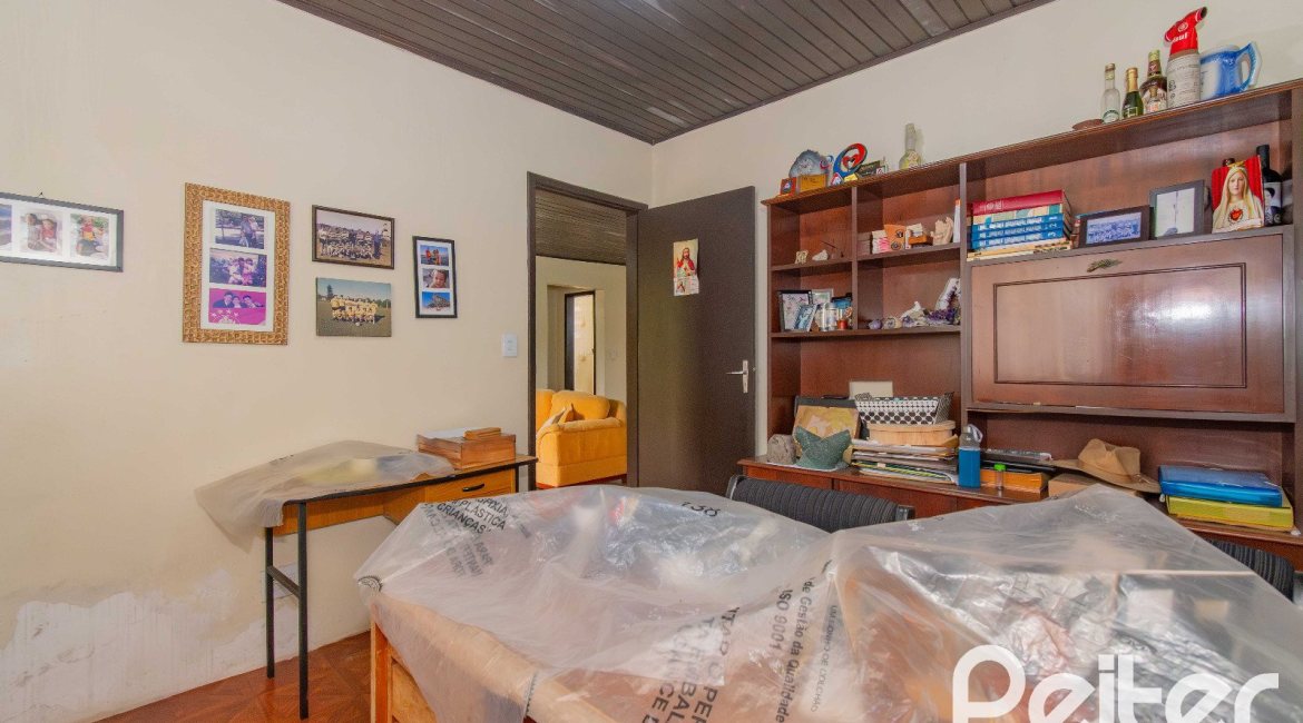 Casa à venda com 241m², 5 dormitórios, 2 suítes, 3 vagas, no bairro Tristeza em Porto Alegre