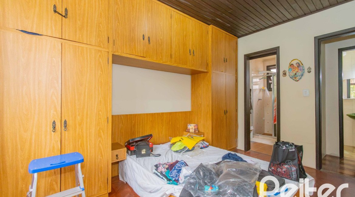 Casa à venda com 241m², 5 dormitórios, 2 suítes, 3 vagas, no bairro Tristeza em Porto Alegre