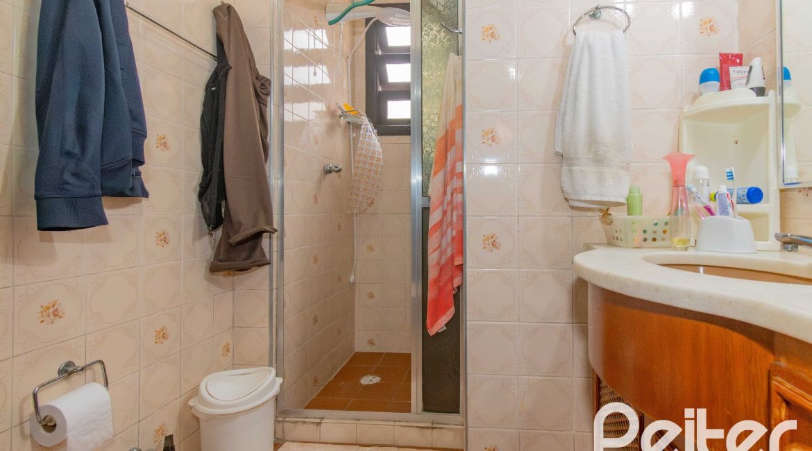 Casa à venda com 241m², 5 dormitórios, 2 suítes, 3 vagas, no bairro Tristeza em Porto Alegre