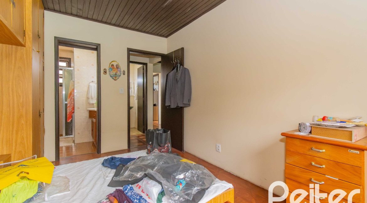 Casa à venda com 241m², 5 dormitórios, 2 suítes, 3 vagas, no bairro Tristeza em Porto Alegre