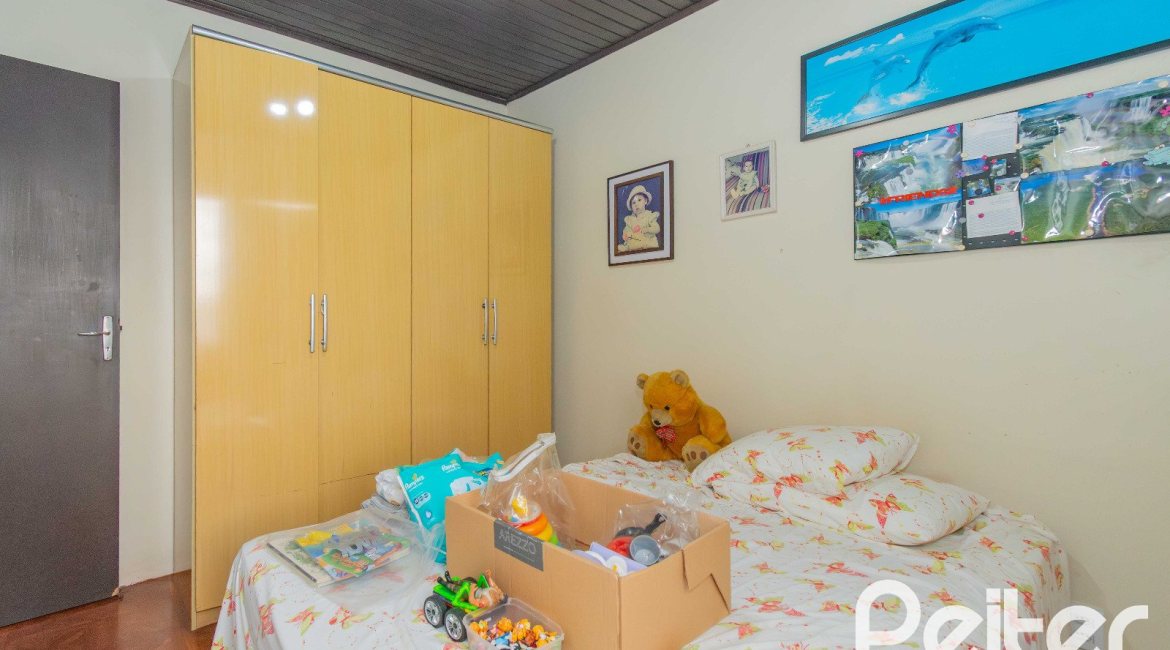 Casa à venda com 241m², 5 dormitórios, 2 suítes, 3 vagas, no bairro Tristeza em Porto Alegre