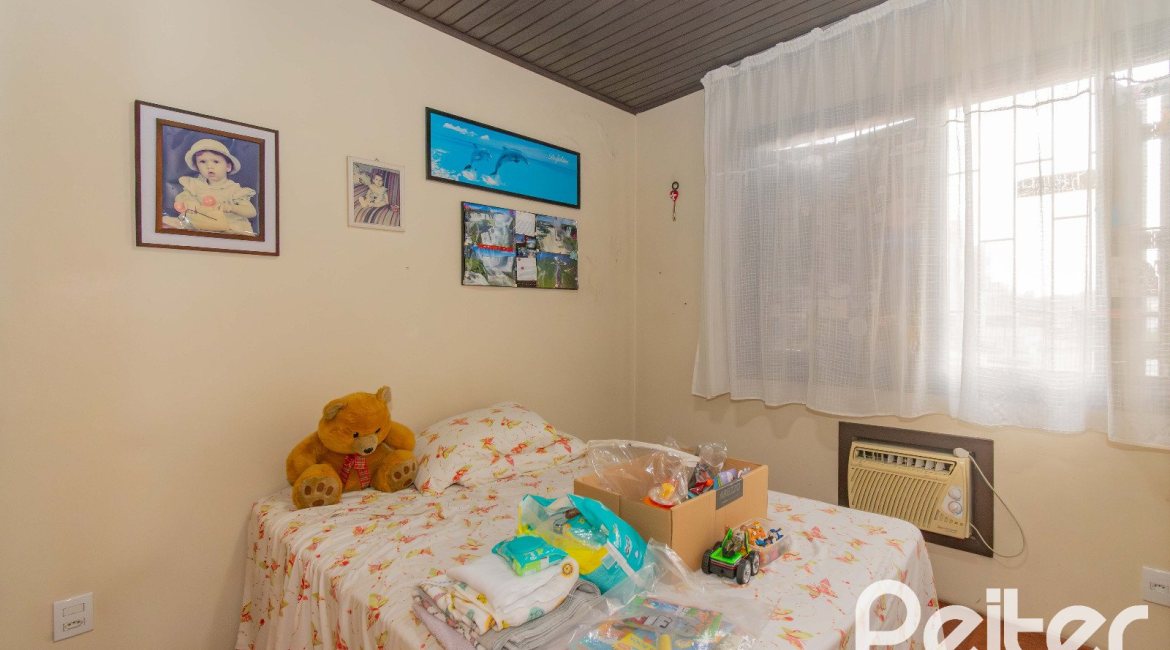 Casa à venda com 241m², 5 dormitórios, 2 suítes, 3 vagas, no bairro Tristeza em Porto Alegre