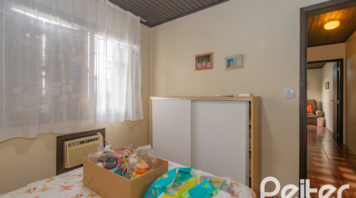 Casa à venda com 241m², 5 dormitórios, 2 suítes, 3 vagas, no bairro Tristeza em Porto Alegre