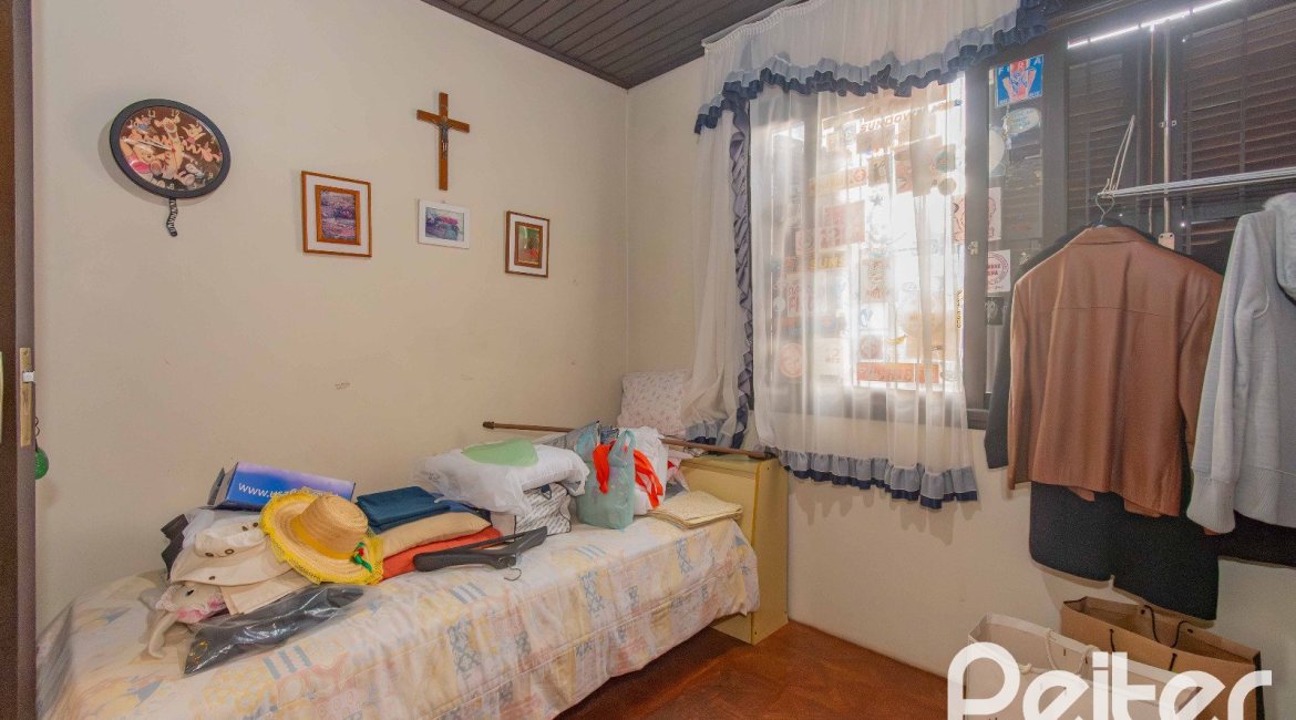 Casa à venda com 241m², 5 dormitórios, 2 suítes, 3 vagas, no bairro Tristeza em Porto Alegre
