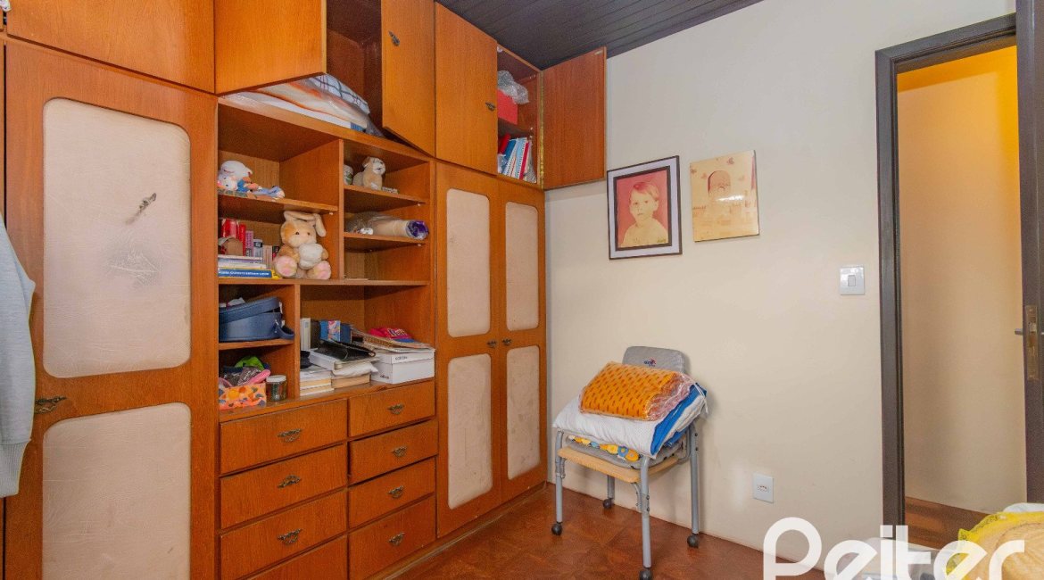 Casa à venda com 241m², 5 dormitórios, 2 suítes, 3 vagas, no bairro Tristeza em Porto Alegre