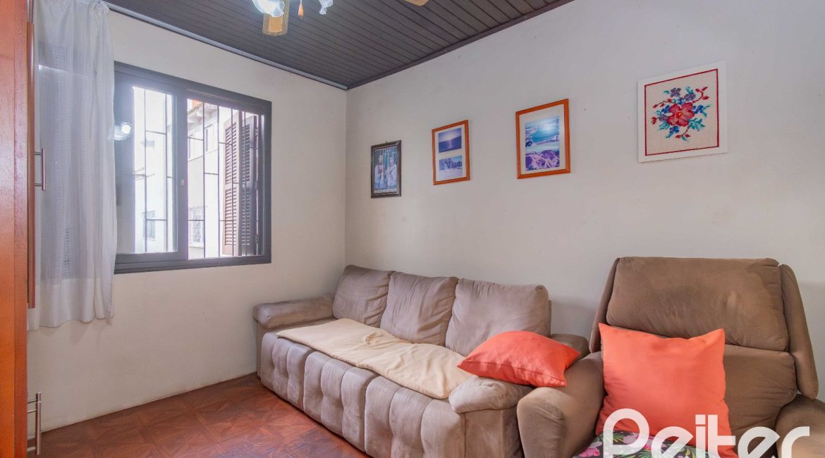 Casa à venda com 241m², 5 dormitórios, 2 suítes, 3 vagas, no bairro Tristeza em Porto Alegre