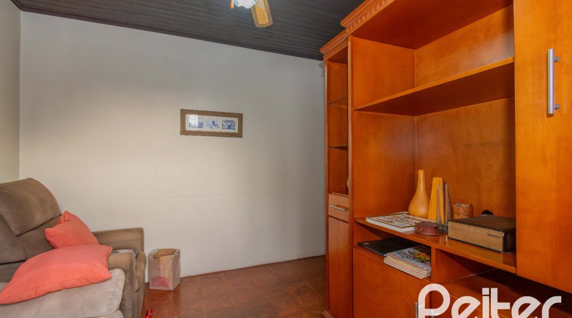 Casa à venda com 241m², 5 dormitórios, 2 suítes, 3 vagas, no bairro Tristeza em Porto Alegre