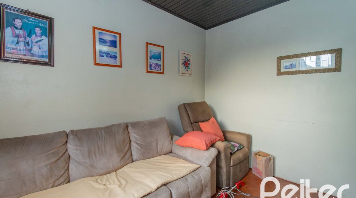 Casa à venda com 241m², 5 dormitórios, 2 suítes, 3 vagas, no bairro Tristeza em Porto Alegre