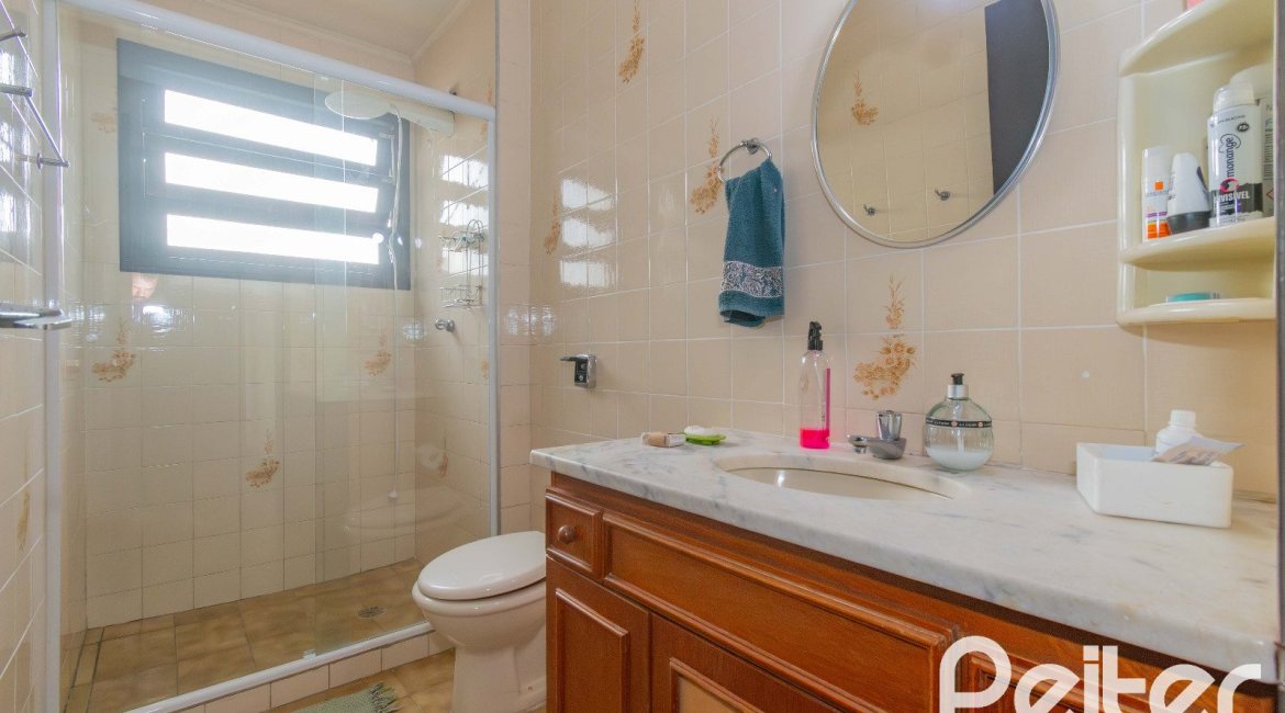 Casa à venda com 241m², 5 dormitórios, 2 suítes, 3 vagas, no bairro Tristeza em Porto Alegre