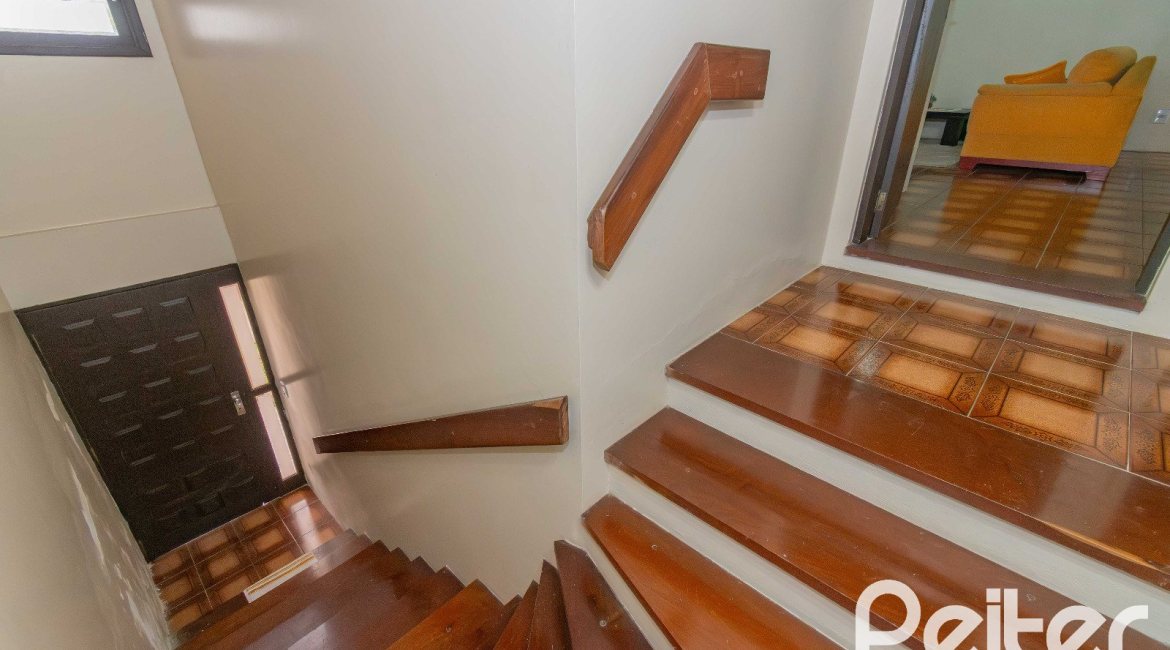 Casa à venda com 241m², 5 dormitórios, 2 suítes, 3 vagas, no bairro Tristeza em Porto Alegre