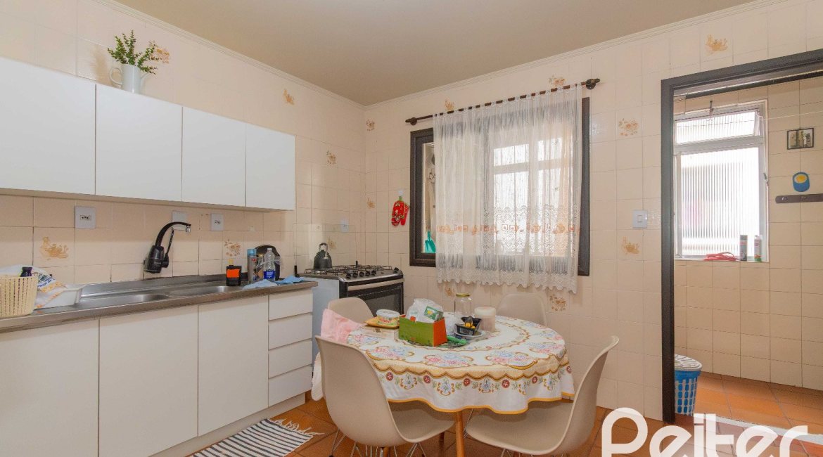 Casa à venda com 241m², 5 dormitórios, 2 suítes, 3 vagas, no bairro Tristeza em Porto Alegre