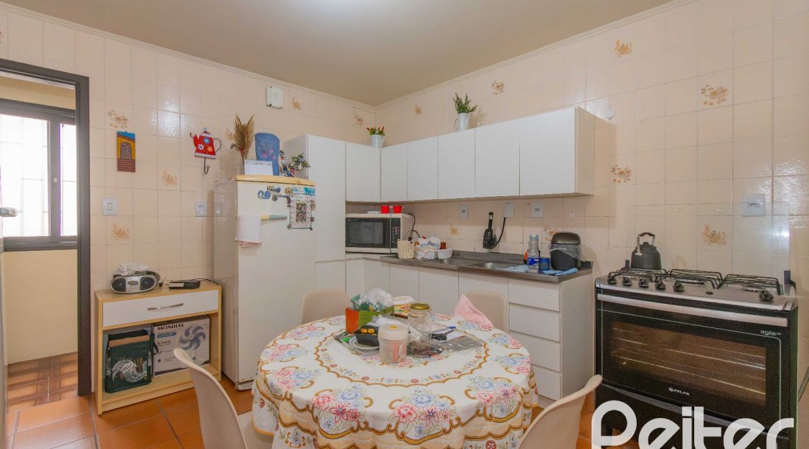 Casa à venda com 241m², 5 dormitórios, 2 suítes, 3 vagas, no bairro Tristeza em Porto Alegre
