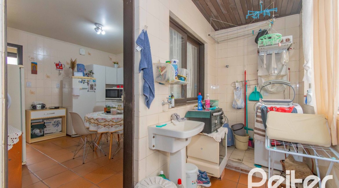 Casa à venda com 241m², 5 dormitórios, 2 suítes, 3 vagas, no bairro Tristeza em Porto Alegre