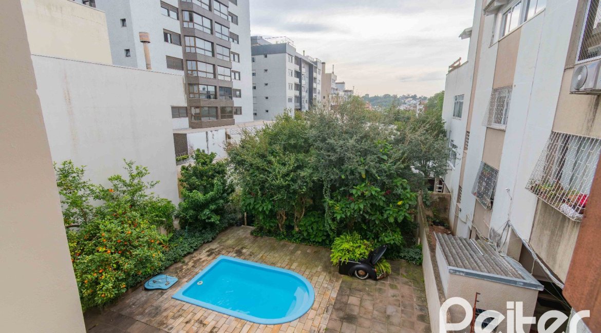Casa à venda com 241m², 5 dormitórios, 2 suítes, 3 vagas, no bairro Tristeza em Porto Alegre
