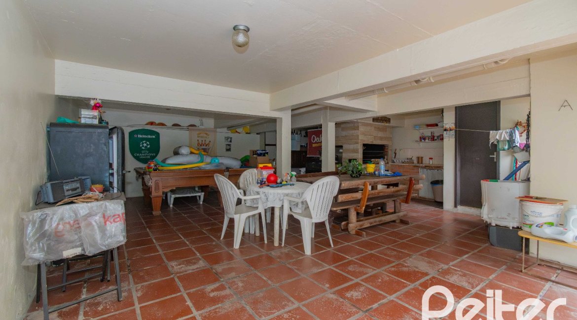 Casa à venda com 241m², 5 dormitórios, 2 suítes, 3 vagas, no bairro Tristeza em Porto Alegre