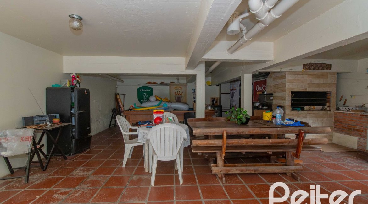 Casa à venda com 241m², 5 dormitórios, 2 suítes, 3 vagas, no bairro Tristeza em Porto Alegre