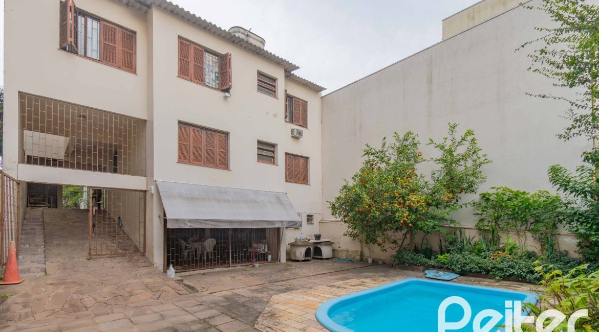 Casa à venda com 241m², 5 dormitórios, 2 suítes, 3 vagas, no bairro Tristeza em Porto Alegre