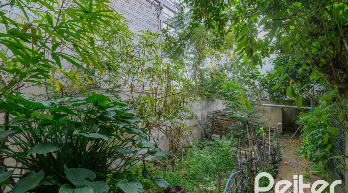 Casa à venda com 241m², 5 dormitórios, 2 suítes, 3 vagas, no bairro Tristeza em Porto Alegre