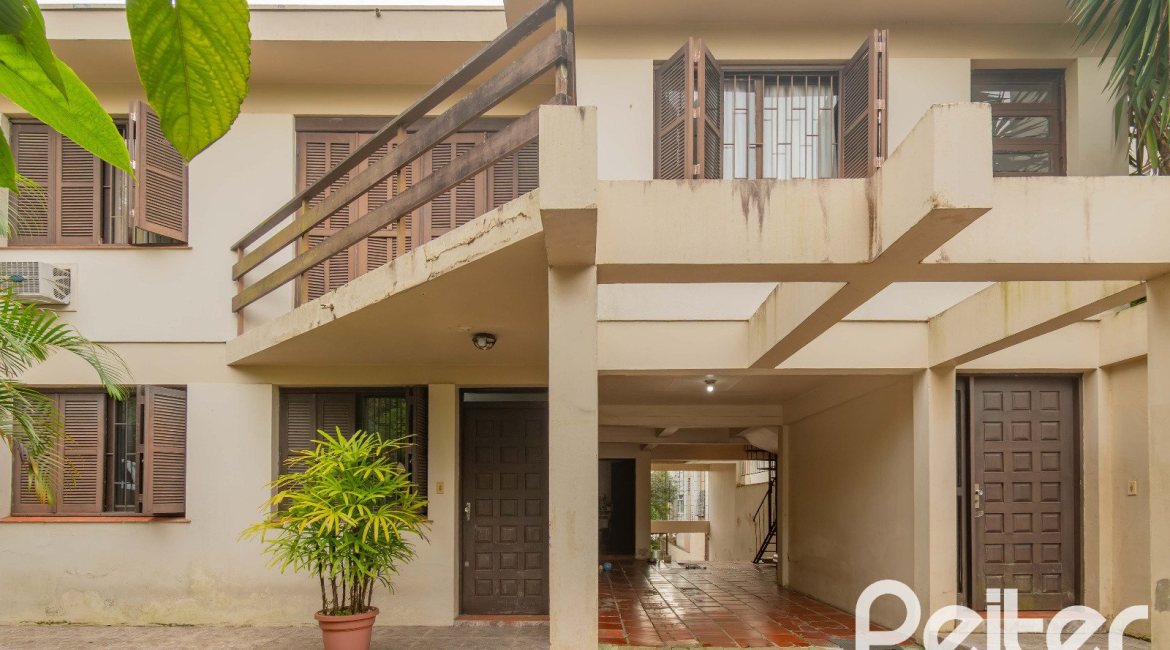 Casa à venda com 241m², 5 dormitórios, 2 suítes, 3 vagas, no bairro Tristeza em Porto Alegre