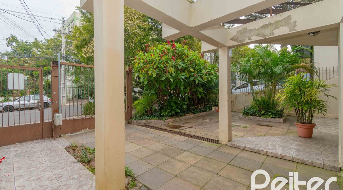 Casa à venda com 241m², 5 dormitórios, 2 suítes, 3 vagas, no bairro Tristeza em Porto Alegre