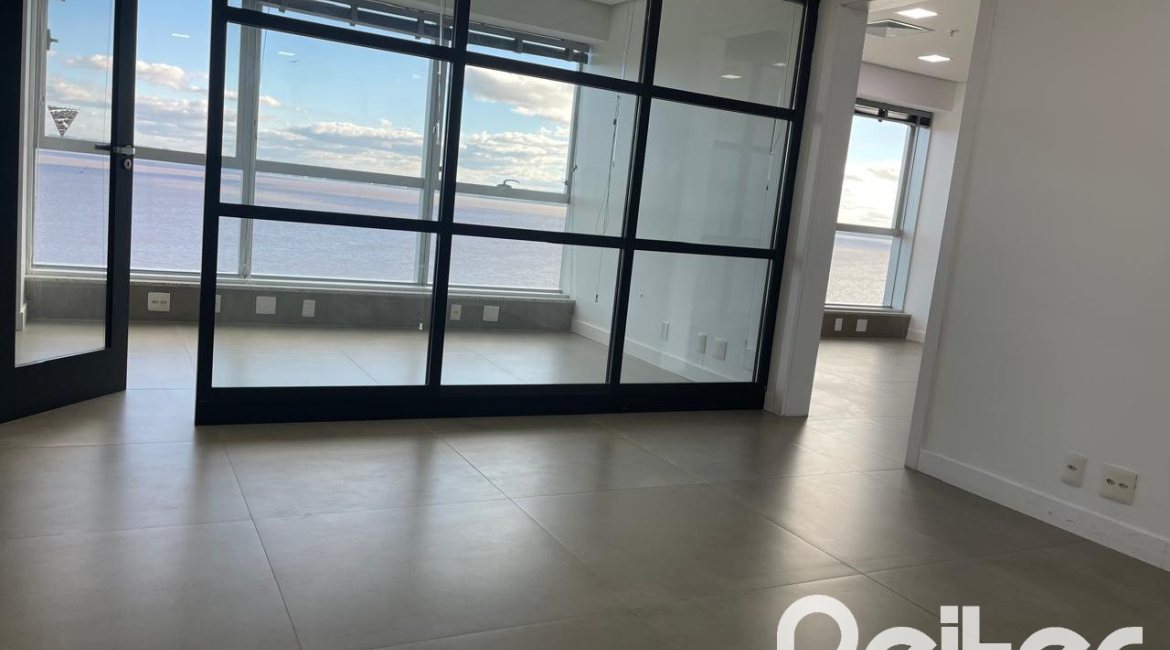 Comercial à venda com 40m², 2 vagas, no bairro Cristal em Porto Alegre