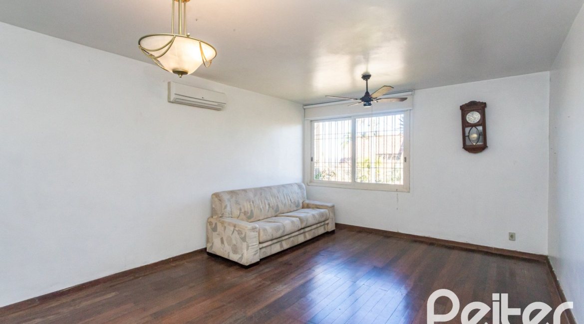 Casa à venda com 250m², 3 dormitórios, 1 suíte, 4 vagas, no bairro Vila Assunção em Porto Alegre
