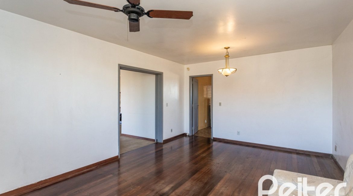Casa à venda com 250m², 3 dormitórios, 1 suíte, 4 vagas, no bairro Vila Assunção em Porto Alegre