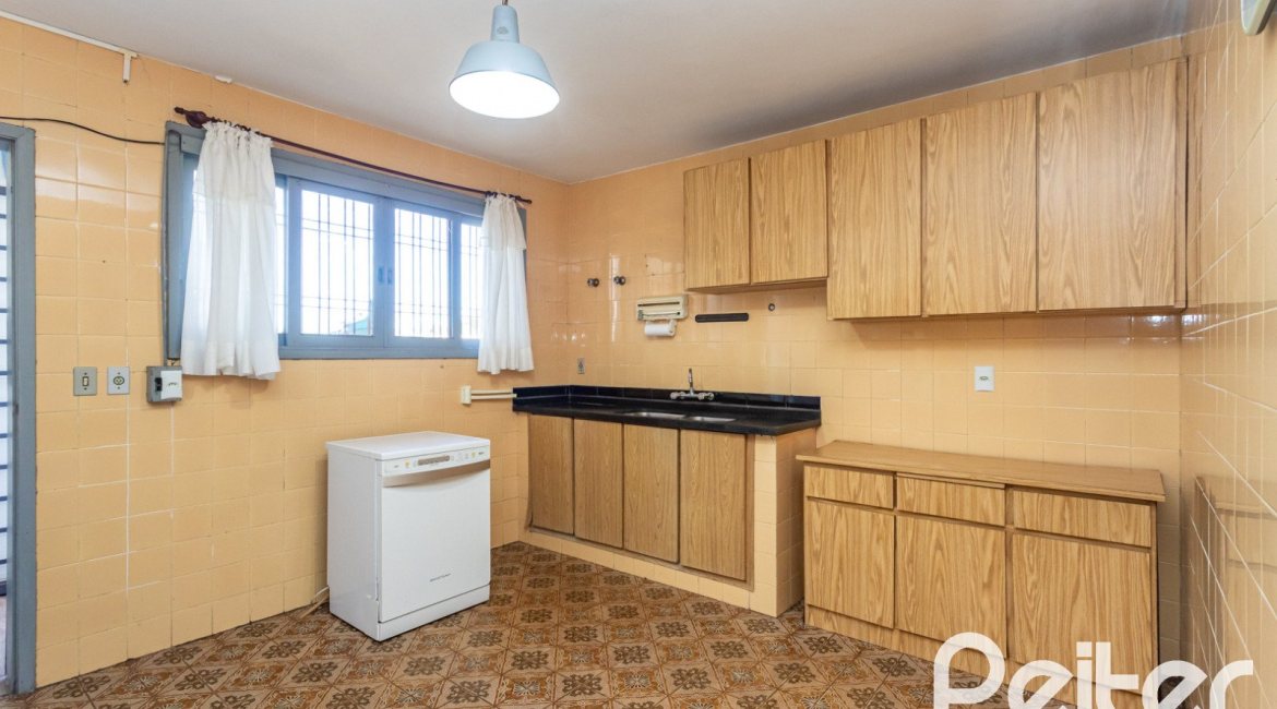 Casa à venda com 250m², 3 dormitórios, 1 suíte, 4 vagas, no bairro Vila Assunção em Porto Alegre