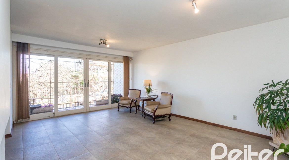 Casa à venda com 250m², 3 dormitórios, 1 suíte, 4 vagas, no bairro Vila Assunção em Porto Alegre