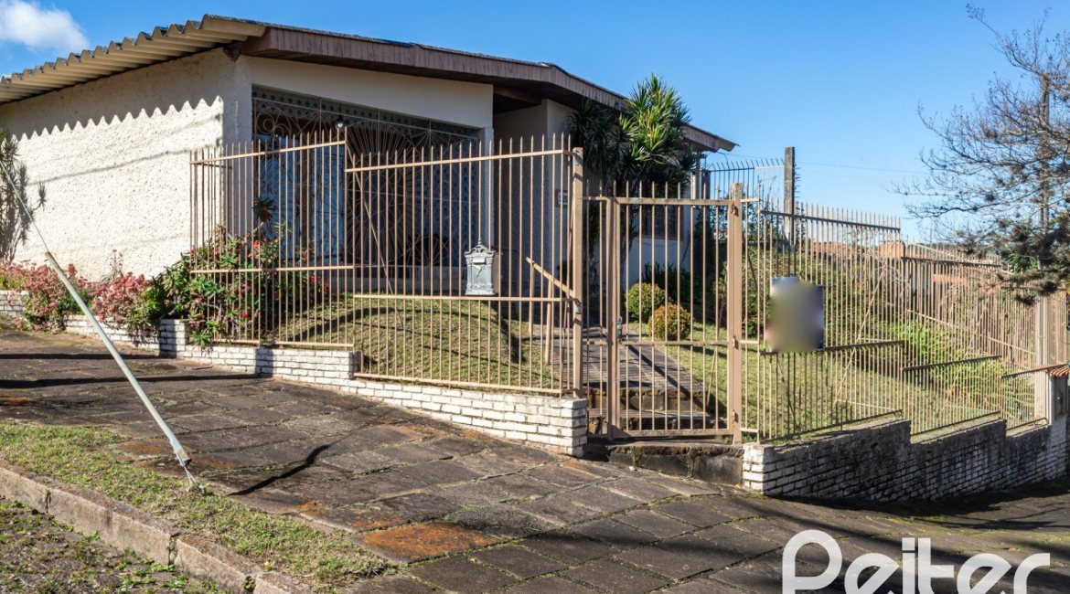 Casa à venda com 250m², 3 dormitórios, 1 suíte, 4 vagas, no bairro Vila Assunção em Porto Alegre
