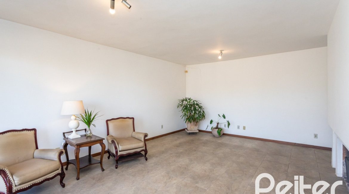 Casa à venda com 250m², 3 dormitórios, 1 suíte, 4 vagas, no bairro Vila Assunção em Porto Alegre