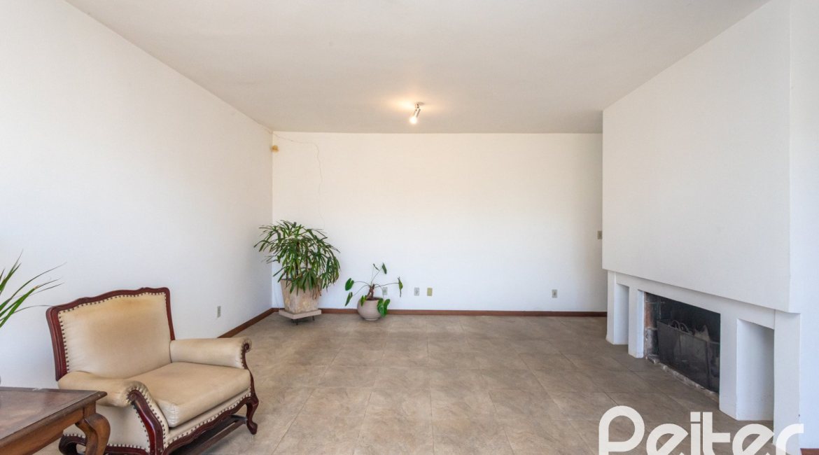 Casa à venda com 250m², 3 dormitórios, 1 suíte, 4 vagas, no bairro Vila Assunção em Porto Alegre
