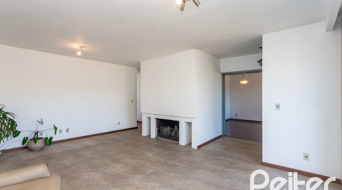 Casa à venda com 250m², 3 dormitórios, 1 suíte, 4 vagas, no bairro Vila Assunção em Porto Alegre